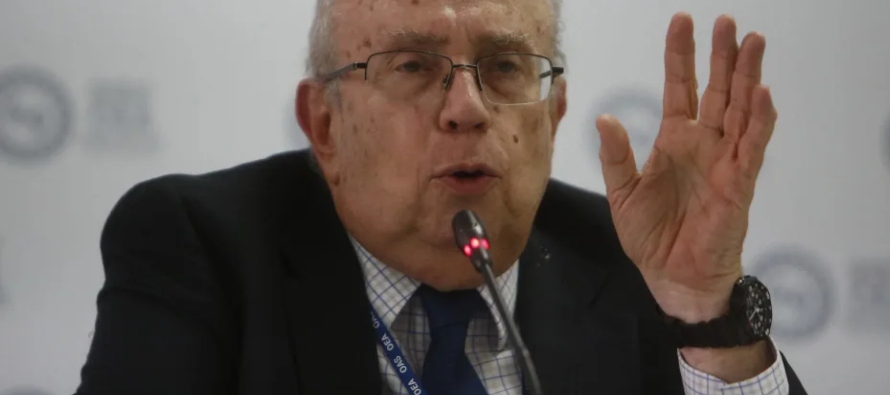 El representante de Guaidó ante la OEA, Gustavo Tarre, no viajará a Lima, donde los...