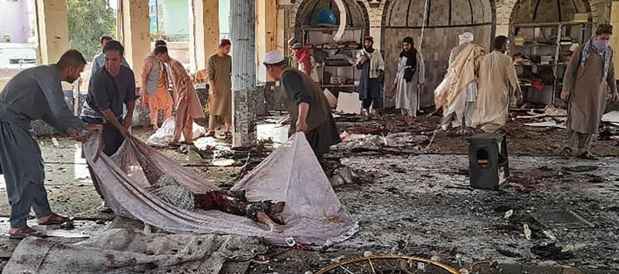 La explosión ocurrió mientras trabajadores y visitantes oraban dentro de una mezquita...