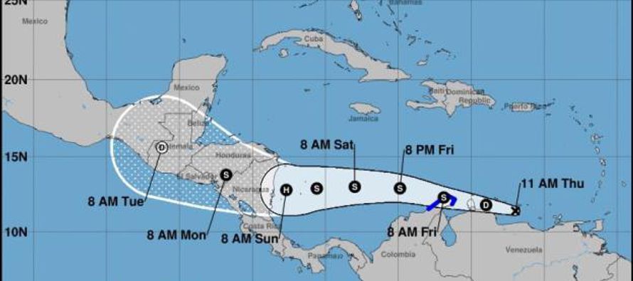 La potencial tormenta tropical Trece avanza cada vez más organizada hacia las islas en el...