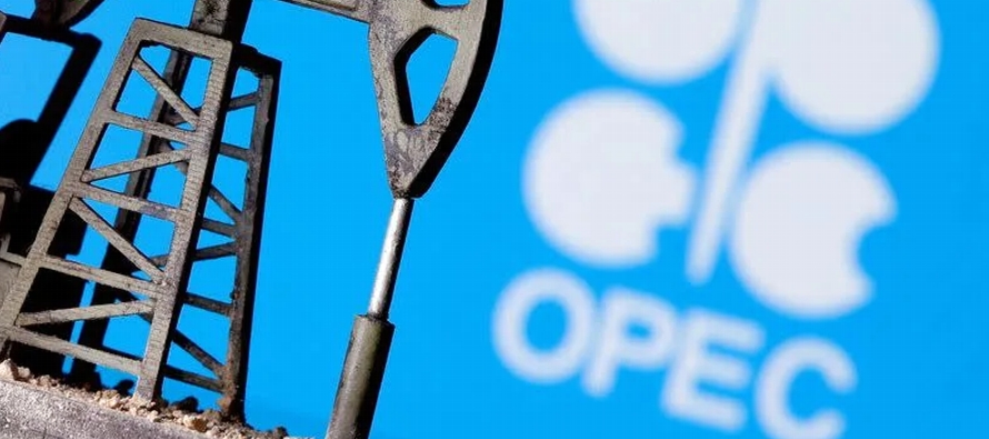 La OPEP+, que incluye a los 13 miembros de la OPEP y 10 aliados liderados por Rusia, acordó...