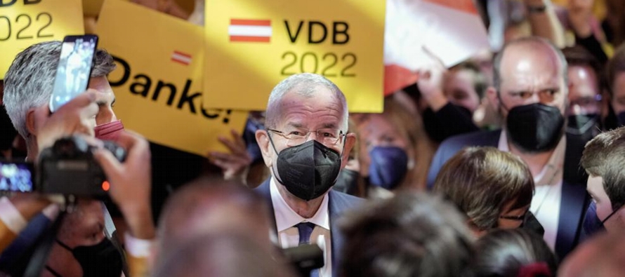 Los resultados preliminares dan al liberal Van der Bellen el 54,6% de los votos. Su rival...