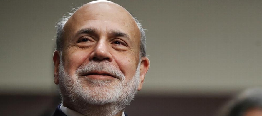 Bernanke, Douglas W. Diamond y Philip H. Dybvig fueron reconocidos por mostrar en su trabajo...