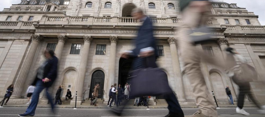 El banco central inglés anunció que comprará títulos a prueba de...
