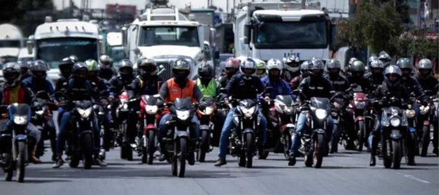 Tanto a los motociclistas como a otros gremios transportadores les afecta el precio de la gasolina...