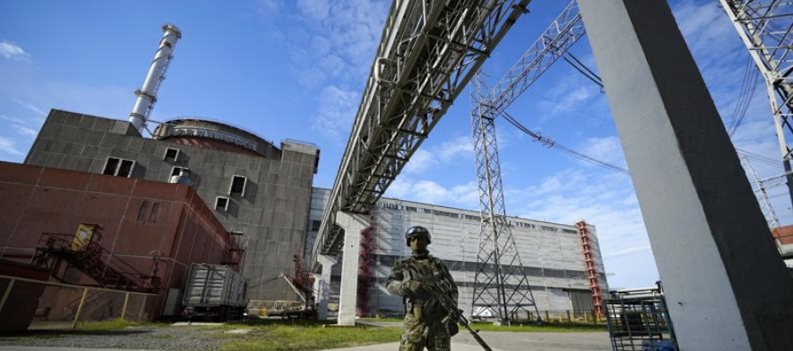 La central nuclear de Zaporiyia, ocupada por los rusos, sufrió un...