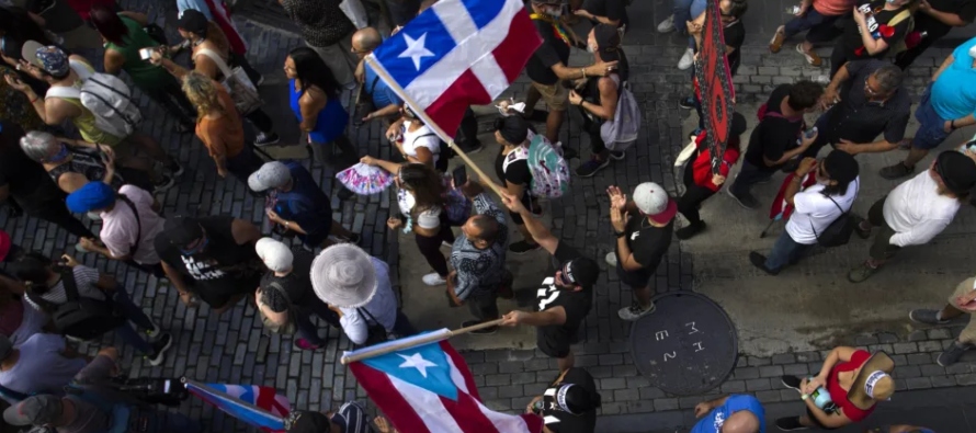 Durante la protesta, al grito de: "las playas son nuestras" y "Puerto Rico no se...