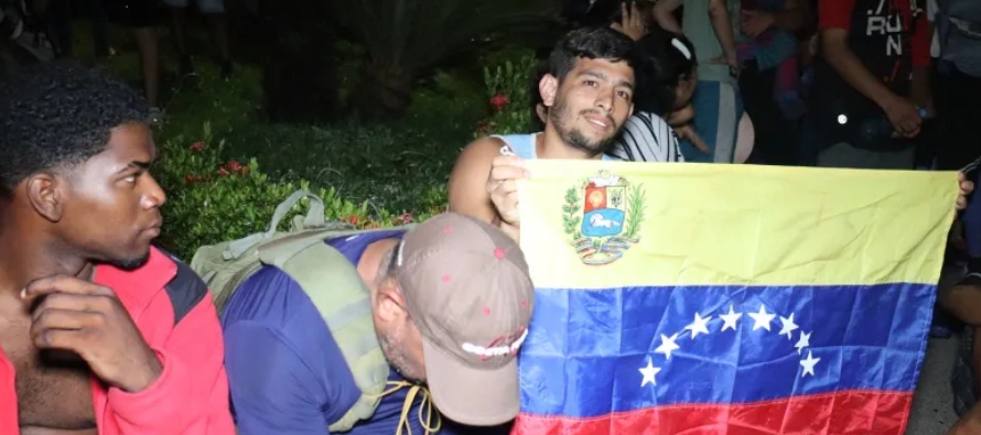 Otoniel Ferrer, con apenas 20 años, es un migrante de Venezuela que dejó a su familia...
