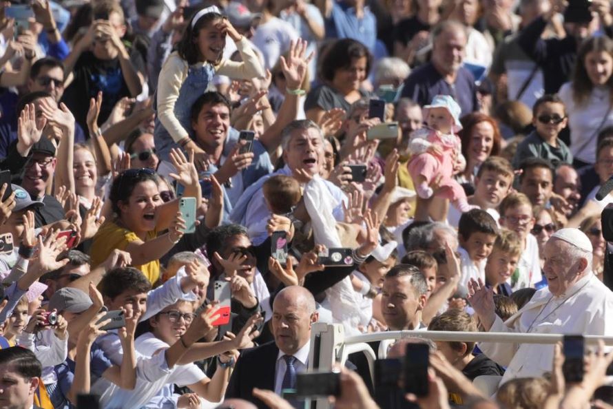 El papa Francisco exhortó el sábado a los miembros de un importante movimiento...