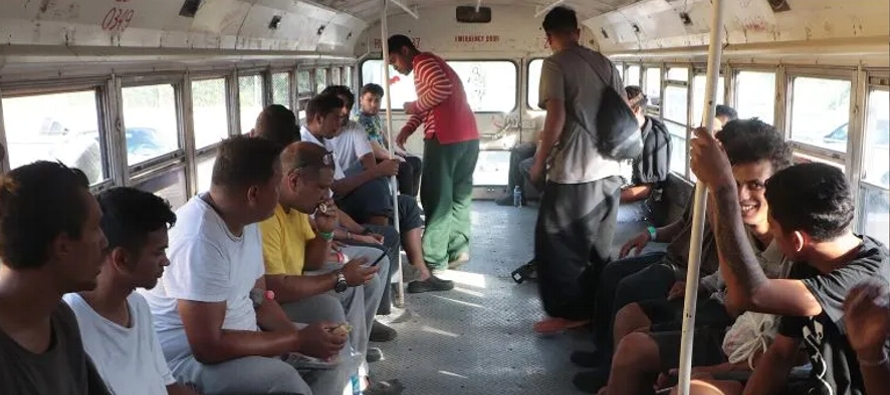 Las autoridades migratorias mexicanas embarcaron en dos autobuses a un primer grupo de venezolanos,...