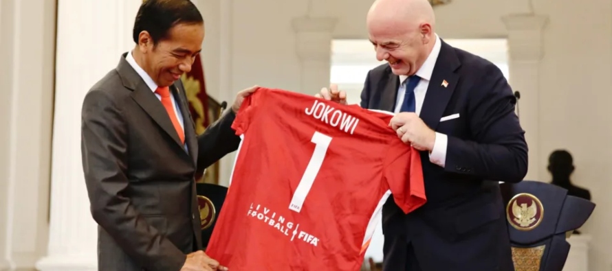 La FIFA se comprometió este martes en Yakarta a trabajar con el gobierno de Indonesia para...
