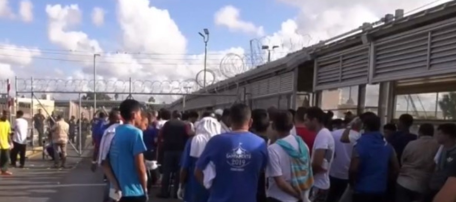 Tras la entrada en vigor de la norma, el pasado 13 de octubre, decenas de migrantes venezolanos han...