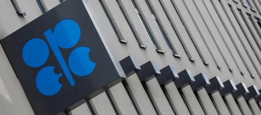 La OPEP+ anunció la semana pasada que reduciría la producción en 2 millones de...