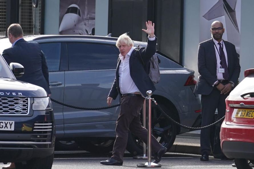  El ex primer ministro de Gran Bretaña Boris Johnson aterrizó en Londres el...