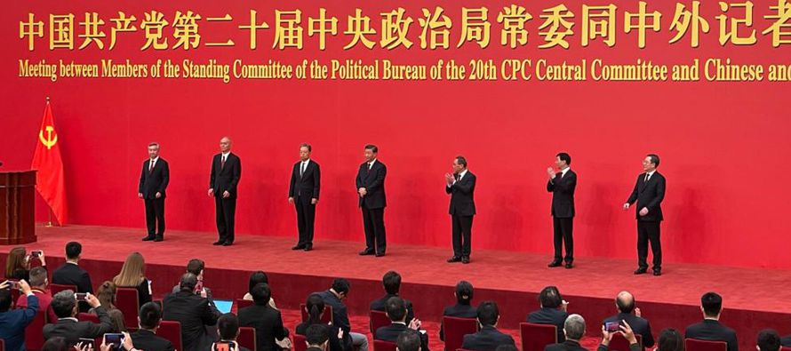 Xi y los demás miembros del Comité Permanente, todos hombres, comparecieron por...
