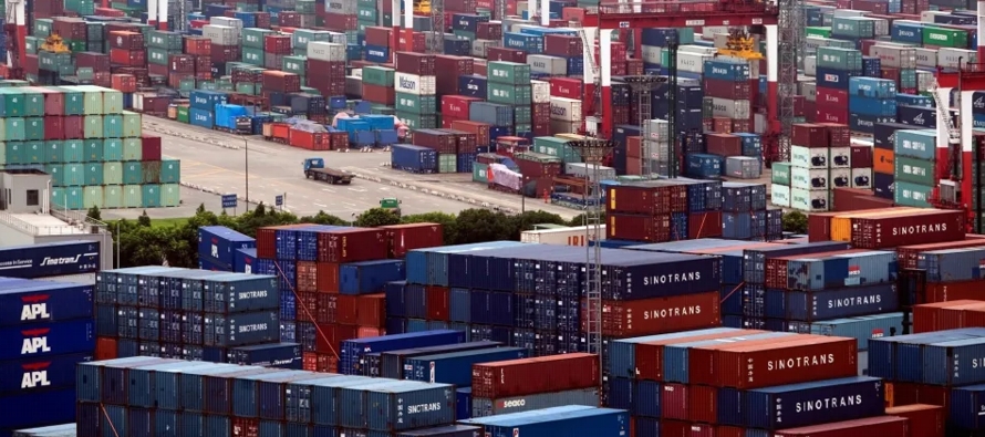 En concreto, las exportaciones aumentaron un 10,7 % hasta los 2,19 billones de yuanes (302.065...