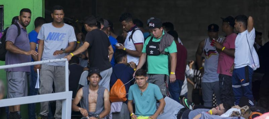 Unos 1,000 migrantes venezolanos han salido de Panamá en los últimos días en...