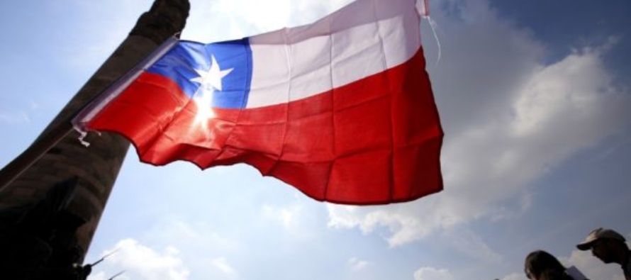 La economía chilena cayó un 5,8 % en 2020 -su mayor bajada en cuatro décadas-...