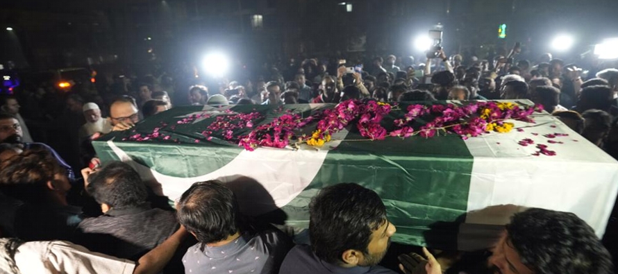 Sadaf Naeem, una periodista televisiva de 36 años, murió el domingo al caer del...
