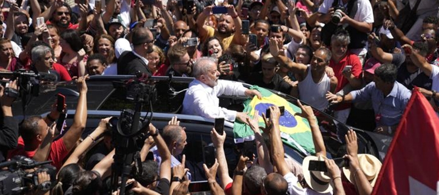Lula recibió el 50,9% de los votos frente al 49,1% de Bolsonaro, según el consejo...