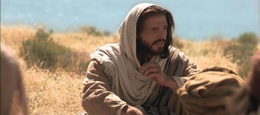 En aquel tiempo, viendo Jesús la muchedumbre, subió al monte, se sentó, y sus...