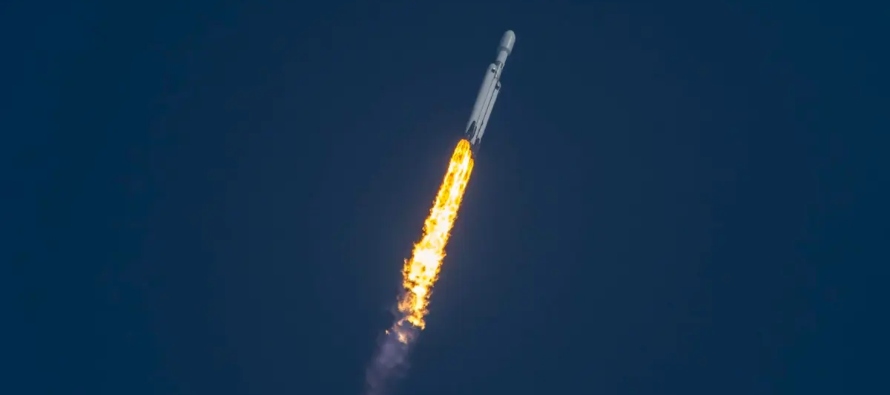 El poderoso cohete Falcon Heavy de la compañía privada SpaceX despegó este...