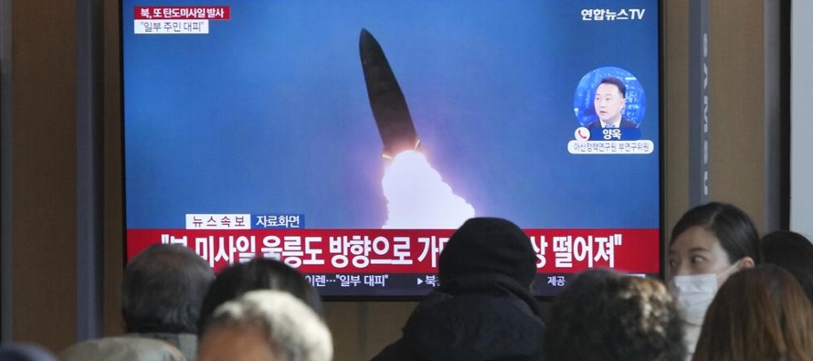 Las fuerzas armadas de Corea del Sur dijeron que Corea del Norte disparó más de 10...