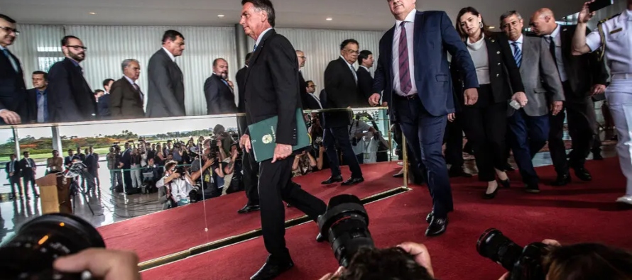 El presidente Jair Bolsonaro se dirigió al país y, aunque no reconoció de...