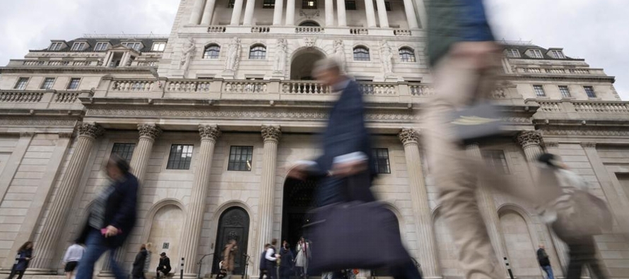El banco central británico incrementó su tasa referencial en tres cuartos de punto...