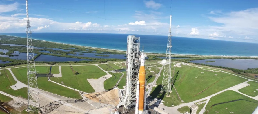 La NASA ha tenido que atrasar tres veces la partida del cohete SLS con la nave Orion en su...