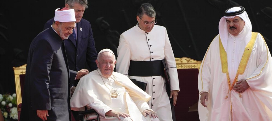 En el segundo día de su visita al reino de Bahrein, el papa clausuró una cumbre...