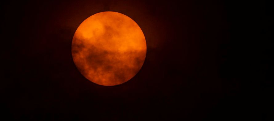 El eclipse total durará aproximadamente una hora y media, de 5:16 a.m. a 6:41 a.m. EST,...