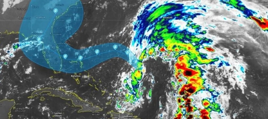 El centro de huracanes señaló que la dirección de la tormenta viró un...
