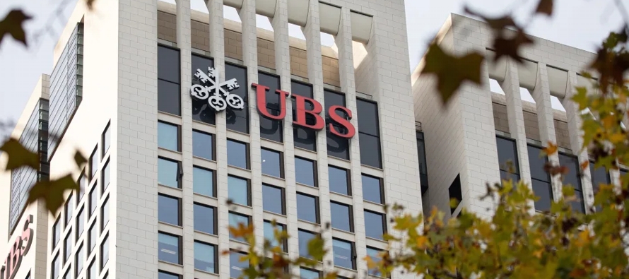 La Policía registró hoy las oficinas del banco suizo UBS en Fráncfort y...