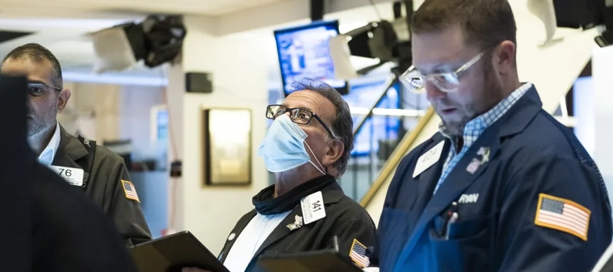 Diez minutos después del inicio de las operaciones, el Dow Jones restaba 295,86 puntos,...