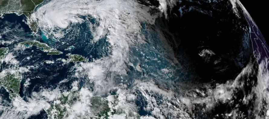 Grandes marejadas generadas por Nicole afectarán el noroeste de Bahamas, la costa este de...