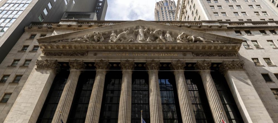 El S&P 500 se disparó 5,5%, mientras que el promedio industrial Dow Jones ganó...