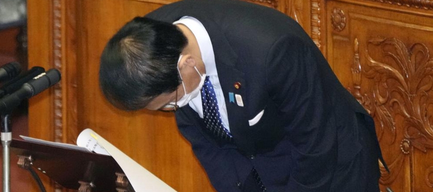 El ministro de Justicia, Yasuhiro Hanashi, dijo a la prensa que presentó su renuncia el...