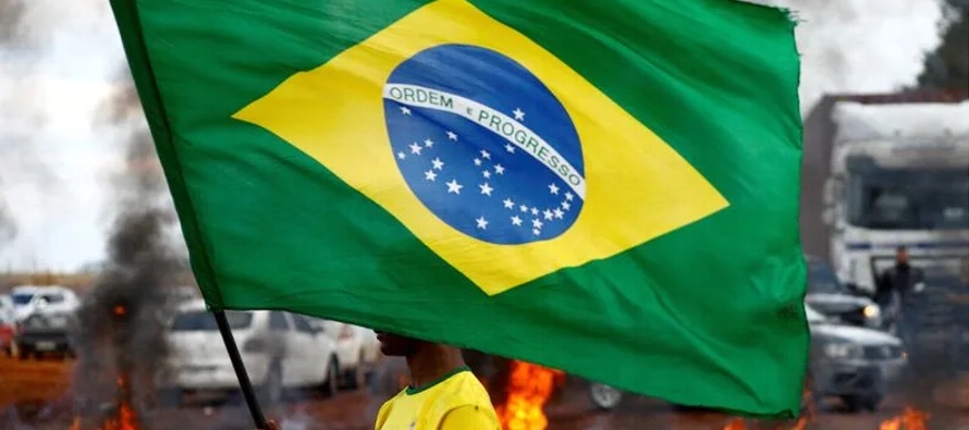 El presidente saliente Jair Bolsonaro, un excapitán del ejército, trató de...