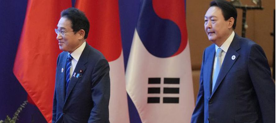El presidente surcoreano, Yoon Suk Yeol, y el primer ministro japonés, Fumio Kishida, se...