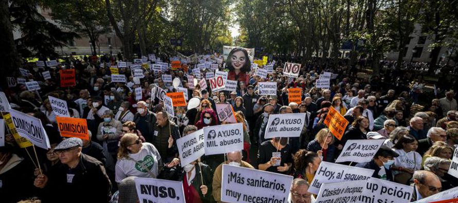 La protesta en la capital de España, apodada la “marea blanca” por las batas...