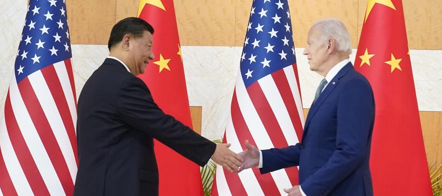 Xi y Biden se saludaron con un estrechón de manos en un lujoso hotel en Indonesia, donde...