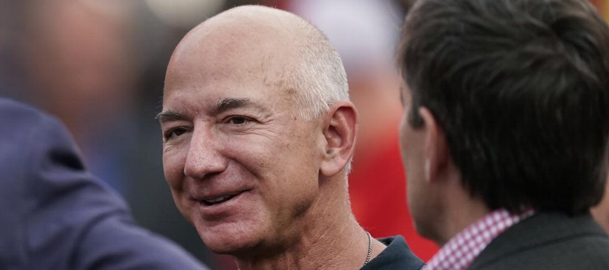 Bezos, cuyo valor en “tiempo real” ha sido estimado por la revista Forbes en...