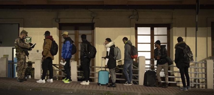Más de 275,000 personas entraron ilegalmente a las fronteras europeas entre enero y octubre...