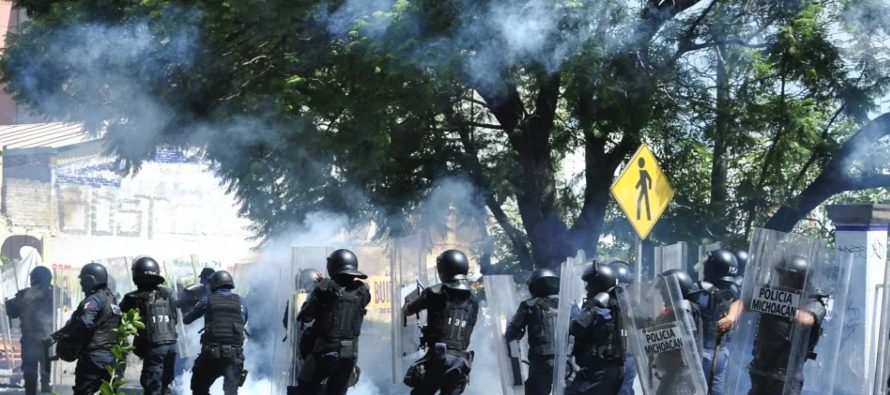 Policías del estado mexicano de Michoacán (oeste) disolvieron a balazos una protesta...