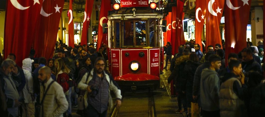 Tras horas de registros en Estambul luego de la explosión, la policía detuvo a...