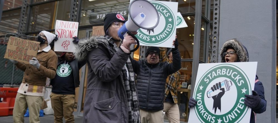 Los trabajadores de Starbucks en un centenar de locales en Estados Unidos se declararon en huelga...