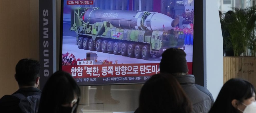 Según estimados de Corea del Sur y Japón, el misil voló a una distancia de...