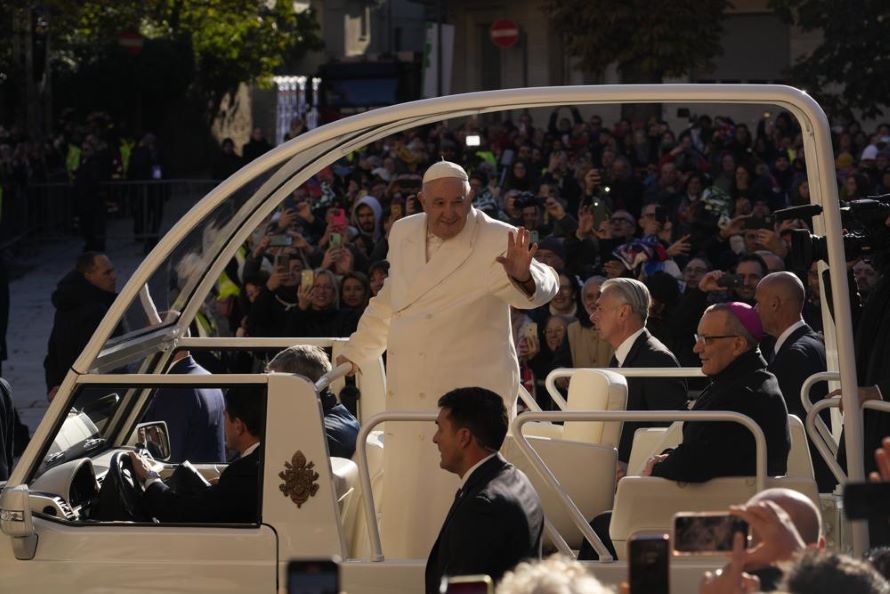 El papa Francisco honró el domingo sus raíces del norte de Italia al celebrar una...