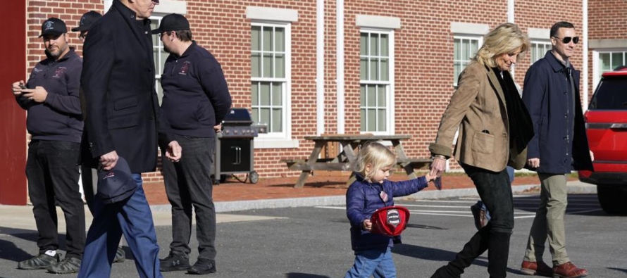 Después de la visita, Biden regresó a la casa de Nantucket donde pasará el...