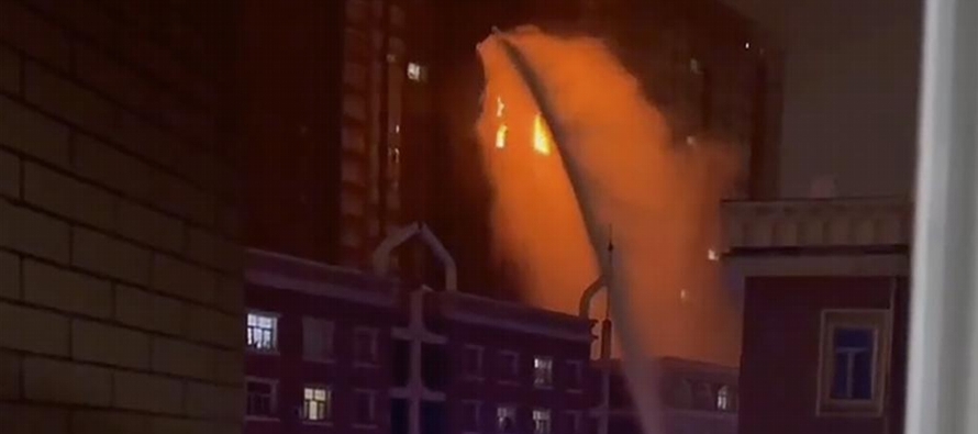 El fuego estalló el jueves por la noche en Urumqi, la capital de la región, donde las...